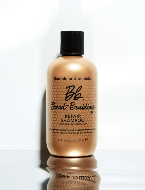 Bumble and bumble bond building repair shampoo-flaska med svart lock på vit bakgrund.