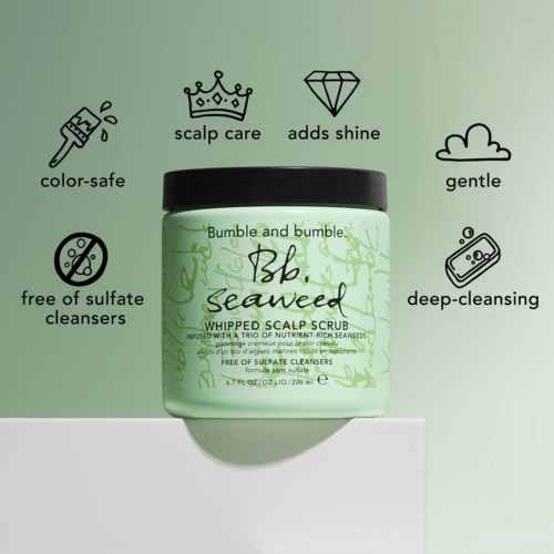 En grön burk med seabed whipped scalp scrub med ikoner för hårbottenvård, glans, försiktig, sulfatfri och djup rengöring.