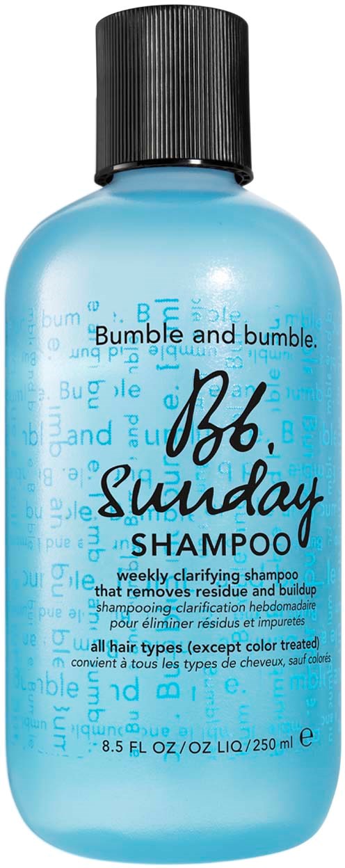 Blå schampoflaska med svart lock, märkt "Bumble and bumble. Sunday Shampoo" för alla hårtyper.