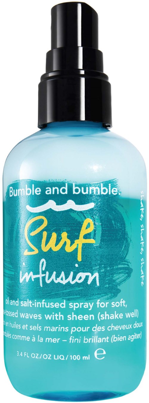 Een blauw sprayfles met label 'Bumble and Bumble Surf Infusion' voor haarstyling.