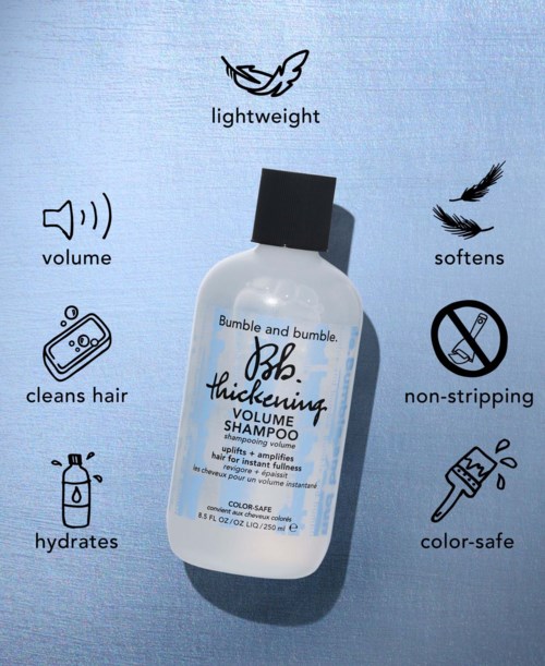 En sjampo-flaske merket 'Thickening Volume Shampoo' med ikoner for volum, mykner, renser hår, fukter, ikke-stripende, fargesikker, lett.