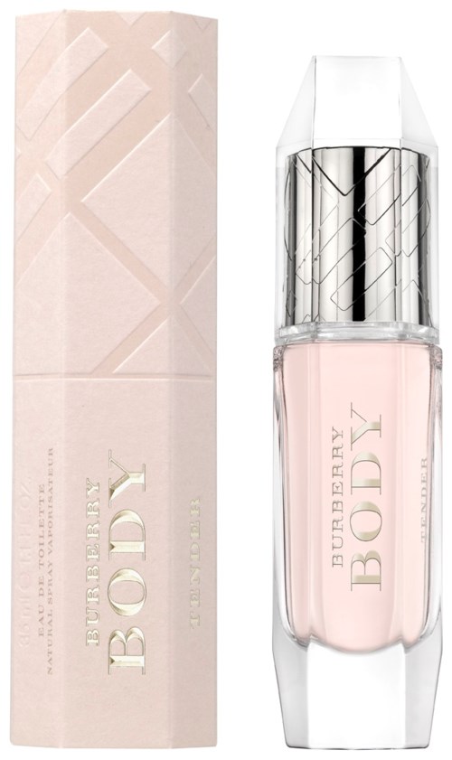 En kopp med rosa parfyme med en klar, fasettrukken kork ved siden av sin lyse rosa eske. Teksten sier "Burberry Body."