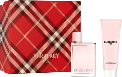 Perfum i balsam do ciała Burberry Her w różowym opakowaniu oraz czerwonym pudełku w kratkę.