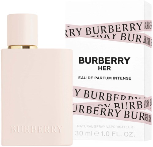 Vaaleanpunainen hajuvesipullo, jossa on valkoinen kansi, ja valkoinen laatikko pinkillä ja mustalla tekstillä Burberry Her.