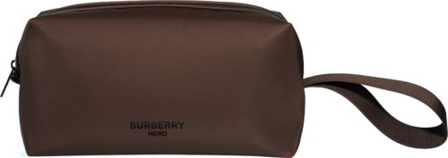 En brun pose med håndtak, glidelås og teksten "BURBERRY HERO" på.
