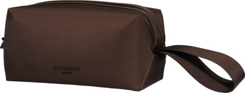 En brun veske med håndtak og glidelås, merket Burberry Hero, ofte brukt til å bære personlige eiendeler.