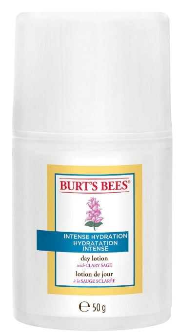 En vit flaska med en etikett för Burt's Bees fuktgivande dagkräm, innehållande 50 gram produkt.
