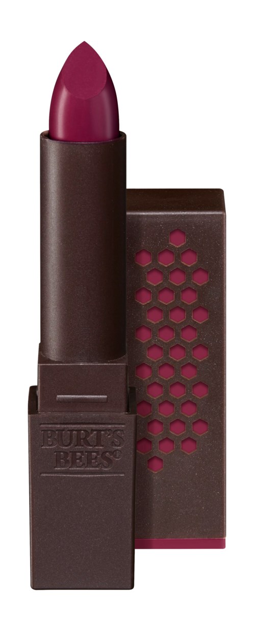 En mörk läppstift i ett brunt fodral med rosa mönster, står upprätt med sitt lock i närheten.