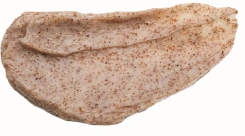 Ett stycke kycklingkött med ljus, spräcklig yta ser färskt ut.