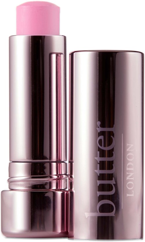 En rosa sminkpinne i ett glänsande silverrör med en lila etikett som säger 'butter LONDON'.