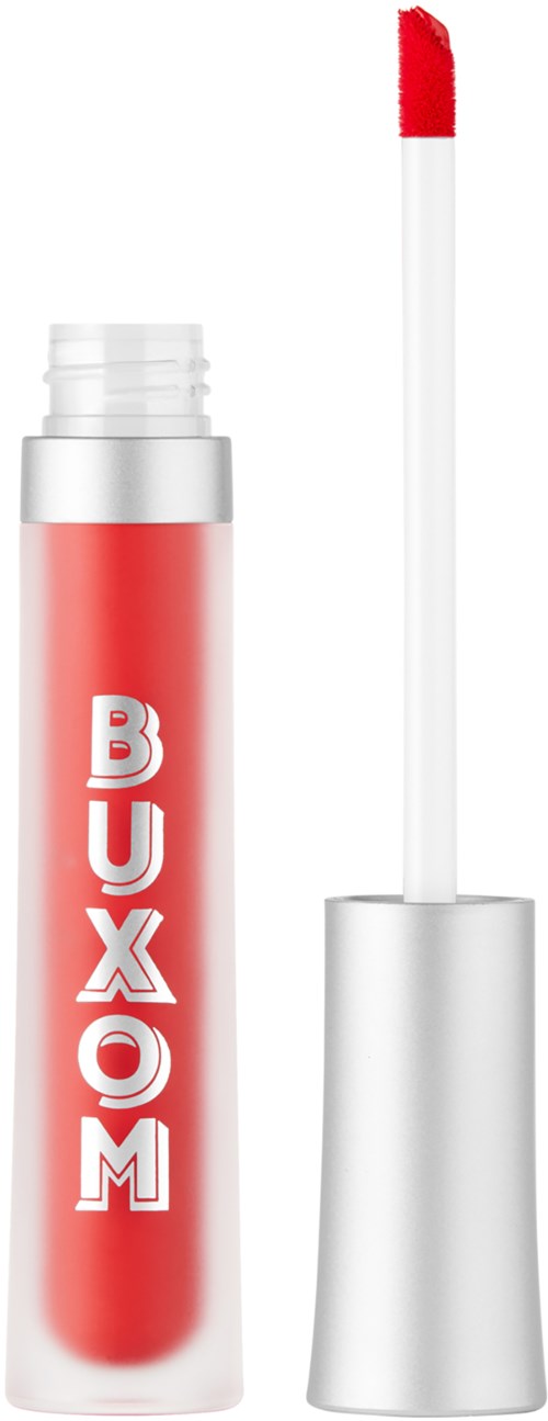 En röd reseförpackning för lips gloss med vit kork och vit text som säger "BUXOM." Applicatorpenseln är synlig.