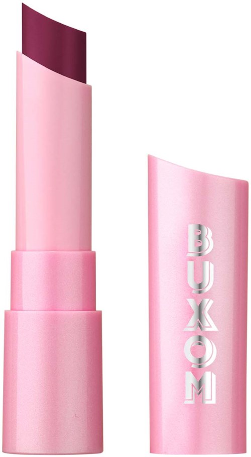 Pink läppstift med lila nyans synlig upptill, i ett rosa fodral med 'BUXOM'.