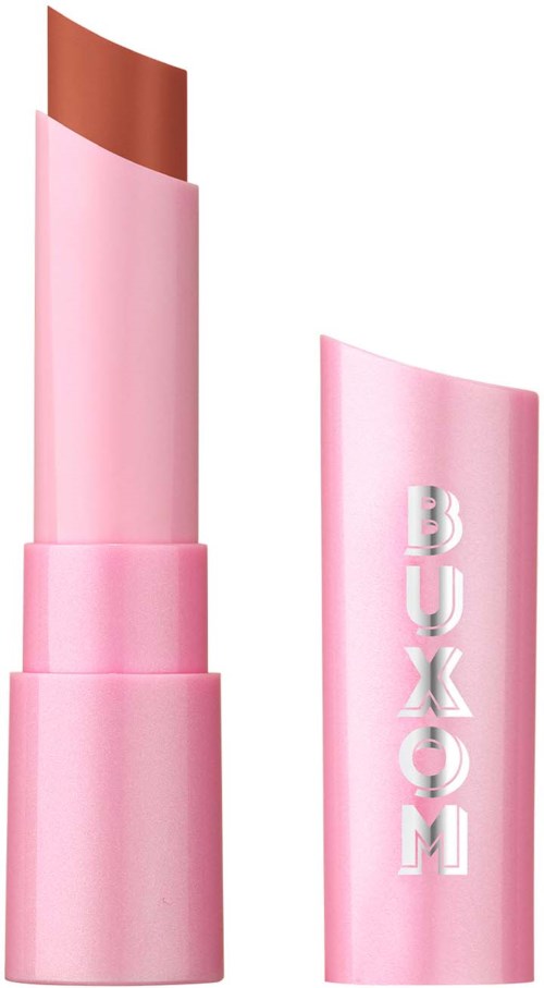 Rosa läppstift i ett rosa skal med silverbokstäver som stavas BUXOM. Läppstiftet är delvis utklätt.
