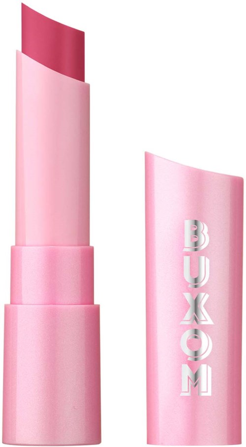 Ljus rosa läppstift med lock som har märket 'BUXOM' i silverbokstäver.