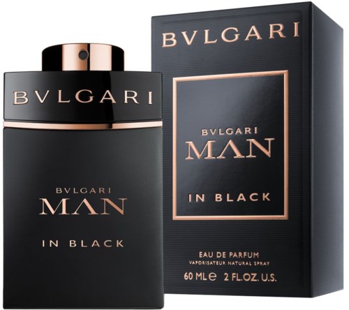 En svart parfyllflaska med roségulddetaljer bredvid en matchande förpackning, båda med texten 'Bvlgari Man in Black' i elegant stil.