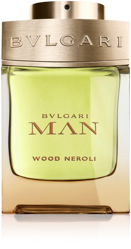 En Bvlgari Man Wood Neroli parfymlflaska med metallock och gulgrön vätska inuti.