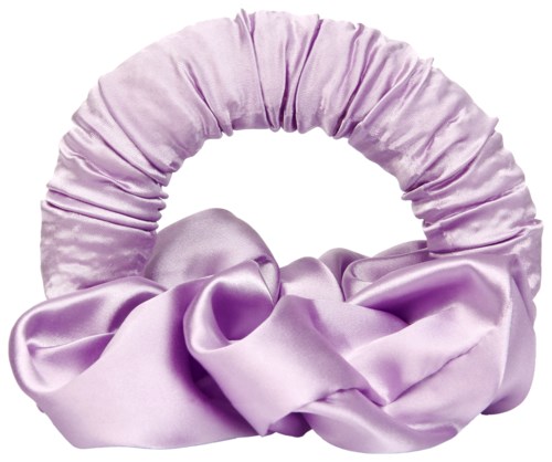 En lila satin finnscrunchie med stor rosett, används för att knyta håret.