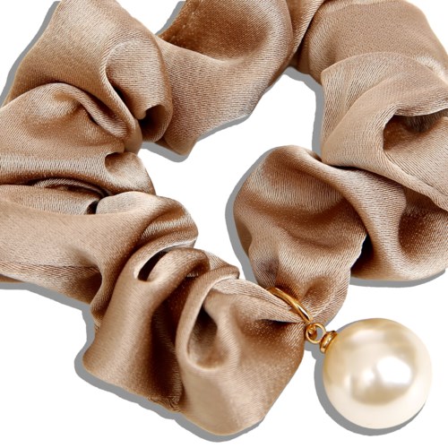 En beige silke scrunchie med et stort perlevedhæng.