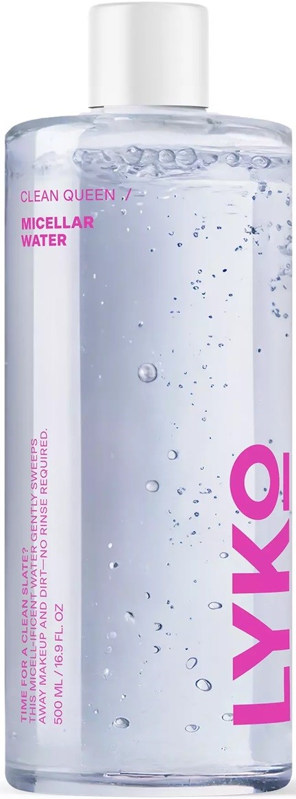 Läpinäkyvä pullo mikellivettä, jossa on pinkkiä tekstiä ja kuplia sisällä, merkitty nimellä Clean Queen.