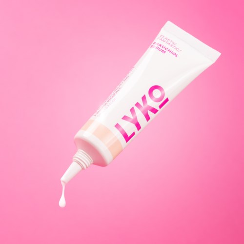 Valkoinen ihonhoitotuubi, jossa on pinkkejä ja oransseja yksityiskohtia, merkki LYKO, pinkin taustan edessä.