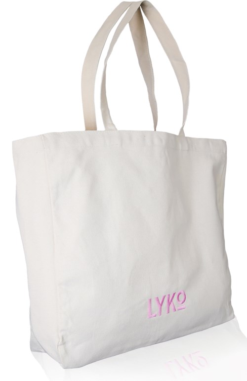 En enkel hvid stofpose med beige håndtag og pink skrift, der siger "LYKO."