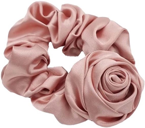 Ett mjukt rosa tygband, formad som en blomma och används för att sätta upp håret.