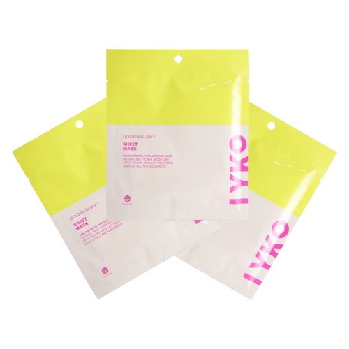 Drei gelbe und weiße Gesichtsmasken-Verpackungen mit pinkem Text und Branding, wahrscheinlich für Hautpflege.