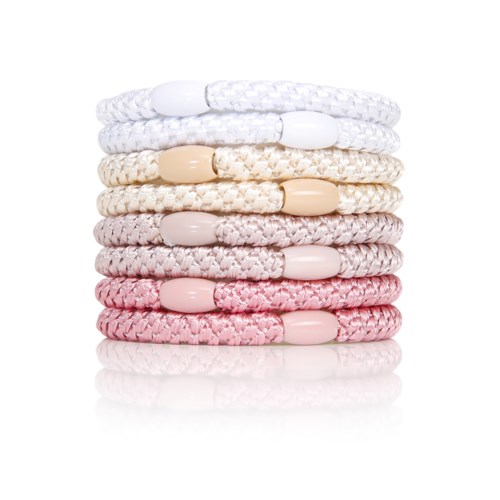 Bilden visar en stabel med åtta färgglada flätade hårband i vitt, beige, rosa och ljuslila.
