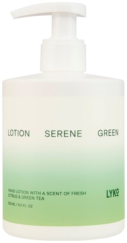 Valkoinen käsivoidepullo, jonka etiketissä lukee 'Serene Green' ja siinä on sitruunan ja vihreän teen tuoksu.