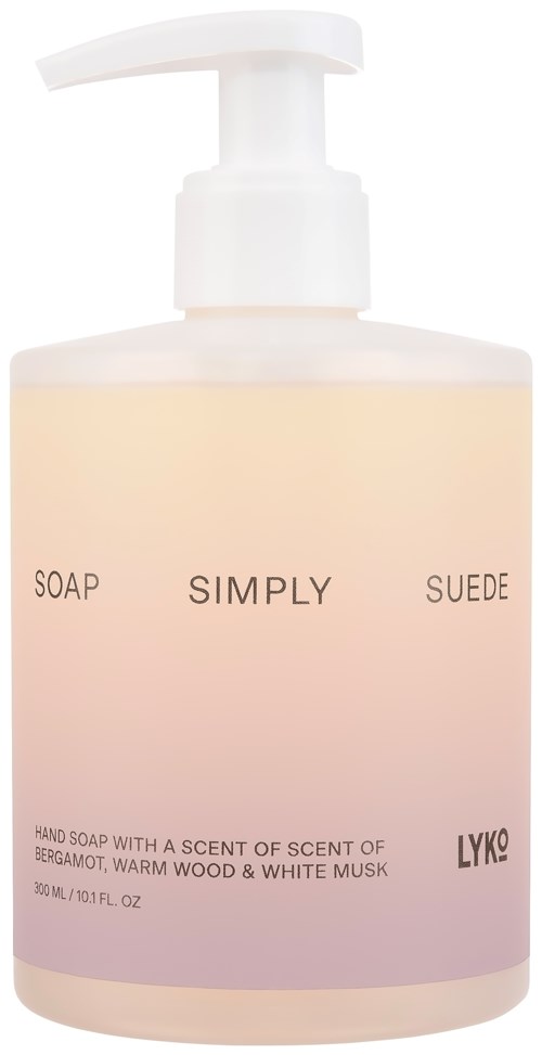 En handtvålsflaska märkt 'Simply Suede' med doft av bergamot, varmt trä och vit mysk. Ljusrosa och lila färger.