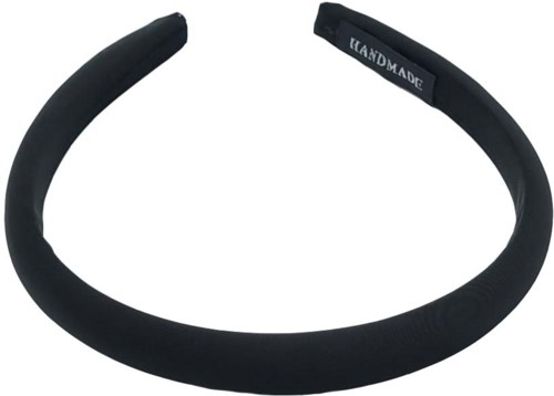 Svart handgjord pannband med etikett som säger 'HANDMADE'. Den är enkel och böjd.