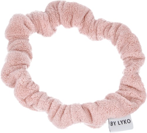 Ett mjukt rosa lent hårband med en liten etikett som säger "BY LYKO."