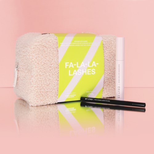 En fluffy taske, gul og hvid emballage med en hvid tube, og en sort eyelinerblyant mod en pink baggrund.