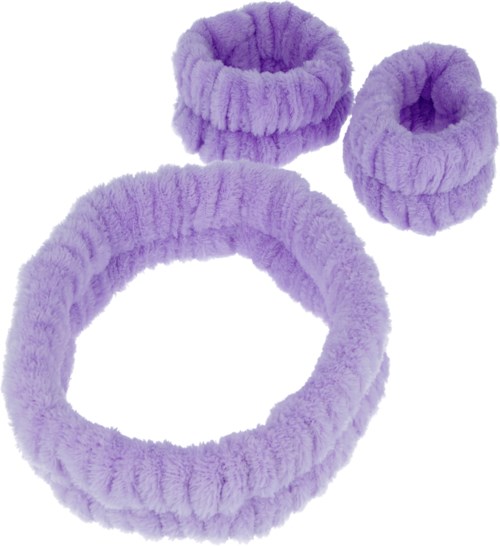 En lila fluffy hårband med två matchande hårsnoddar. Mjuk, stretchig och gjord av plyschmaterial.