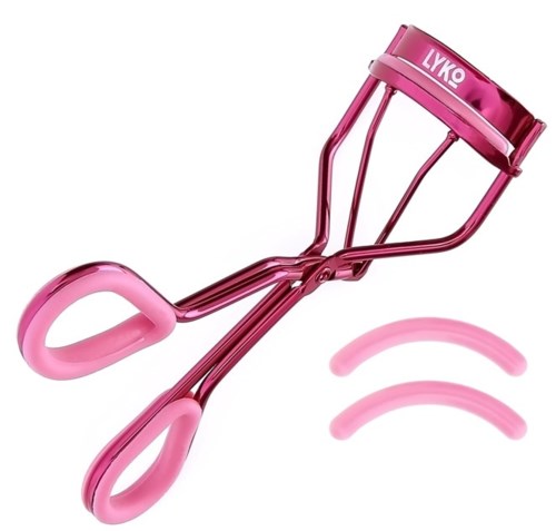 Ein rosa Wimpernzange mit zwei Ersatz-Gummipads. Es hat Metall- und Kunststoffteile und einen rosa Griff.