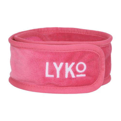 En rosa myk stoffhodebånd med teksten LYKO skrevet i hvitt.
