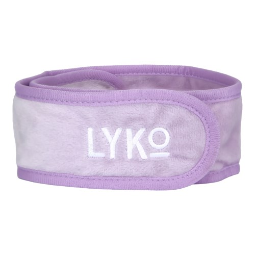 Et mykt, lys lilla stoffarmbånd med ordet LYKO brodert i hvitt, omkranset av lilla.