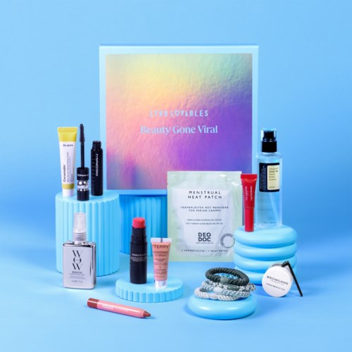 Zbiór produktów do pielęgnacji skóry i urody z kolorowym holograficznym tłem i niebieskimi akcentami.