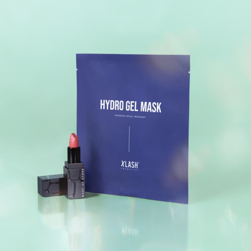 En hydrogel-masks förpackning står bakom en rosa läppstiftstubb på en pastellbakgrund.