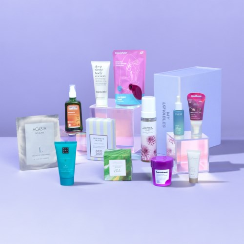 Olika hudvårds- och skönhetsprodukter placerade på en lila bakgrund, inklusive krämer, masker och flaskor.