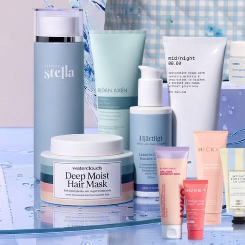 Samling av hud- och hårvårdsprodukter, inklusive masker, krämer och rengöringsprodukter i pastellfärgad förpackning.