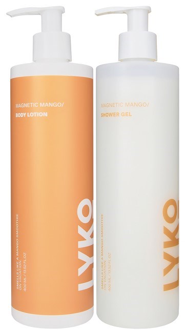 To flasker, en med oransjelabel for kroppslotion og en hvit for dusjgelen, begge med pumpe. Merket er Ivyko.