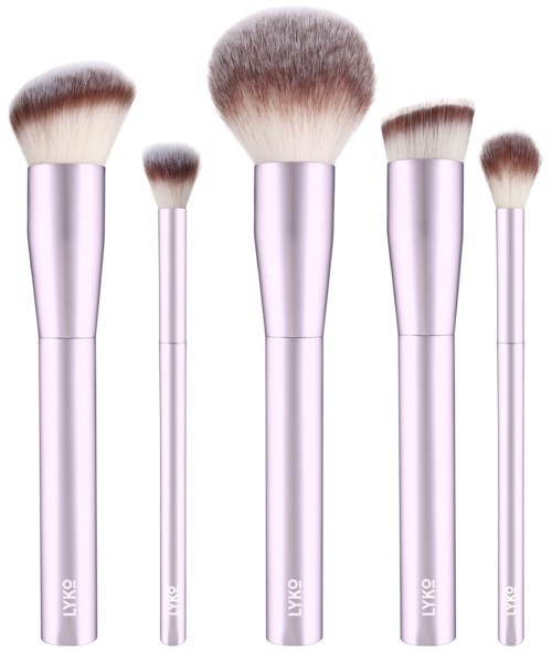 Set van vijf make-up kwasten met roze handvatten en pluizige witte haren in verschillende maten.