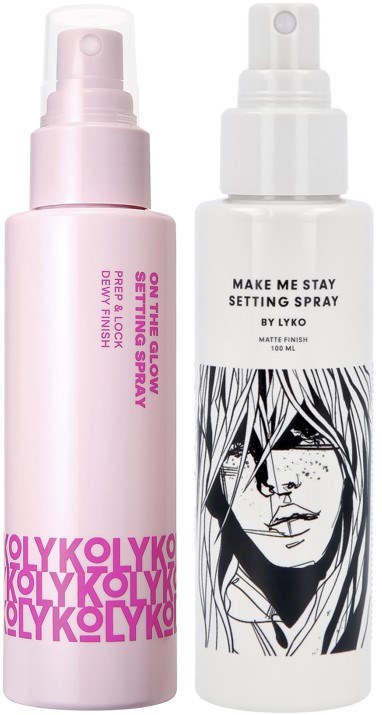 Twee sprayflessen, een roze met tekst en een witte met illustratie, waarschijnlijk voor styling of schoonheidsproducten.