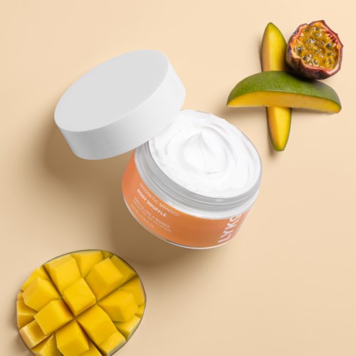 Puszka białego kremu z plasterkami mango i passion fruit obok na beżowym tle.