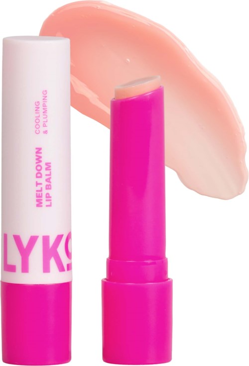 Roze lippenbalsamtube zonder dop en een licht beige en roze balsem erachter.