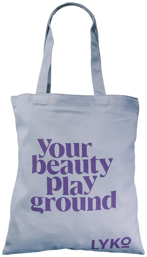 Valkoinen kangaskassi, jossa on violettia tekstiä "Your beauty playground LYKO".