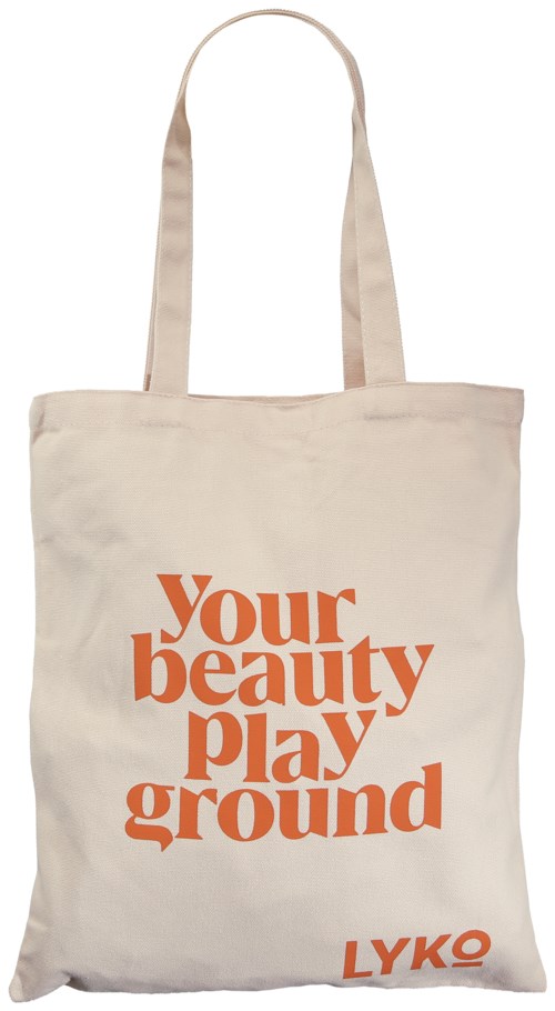 En beige stofpose med orange tekst, der siger "Your beauty play ground" og mærket LYKO.