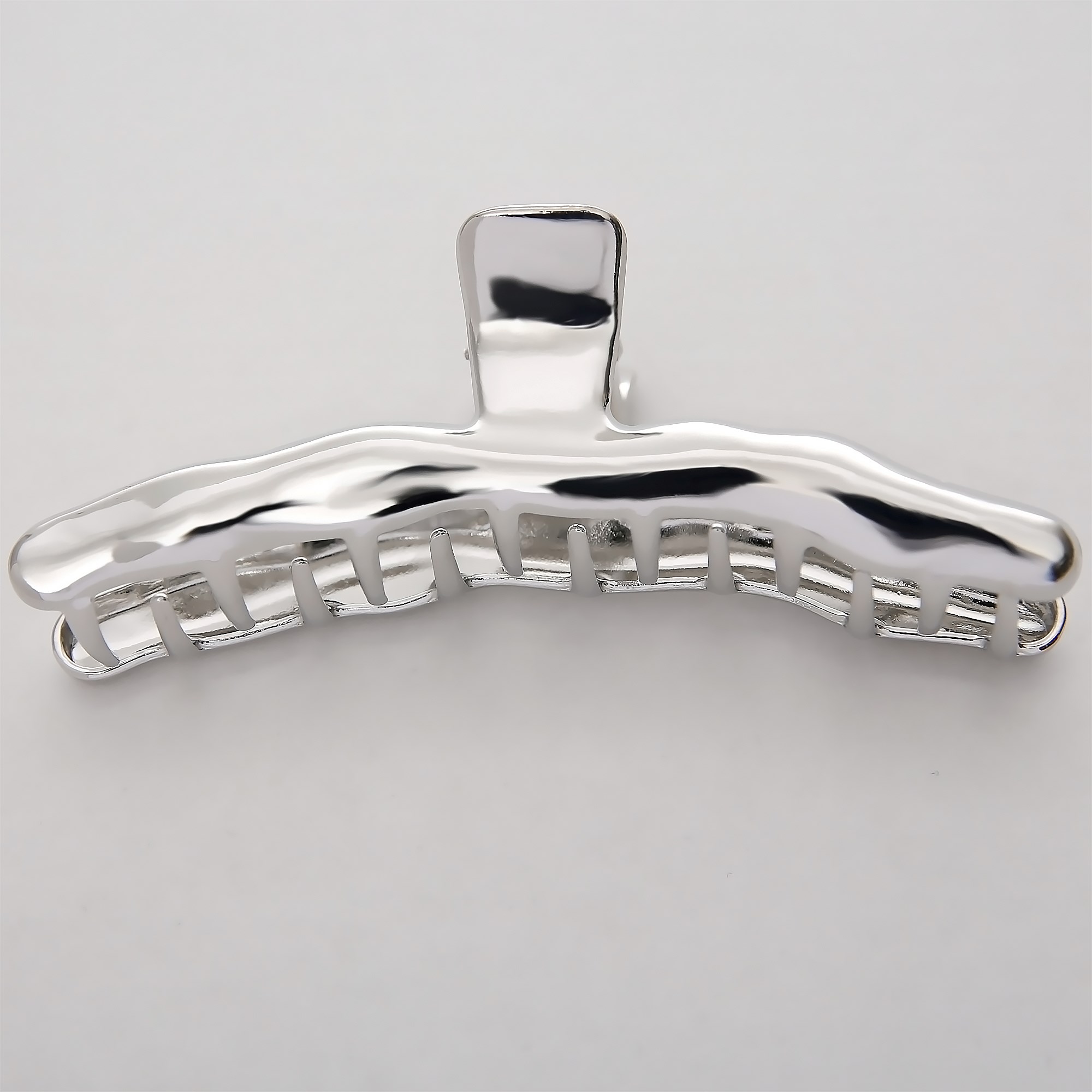 By Lyko Metallic Hair Claw Minimalist Silver (obrázok 3)