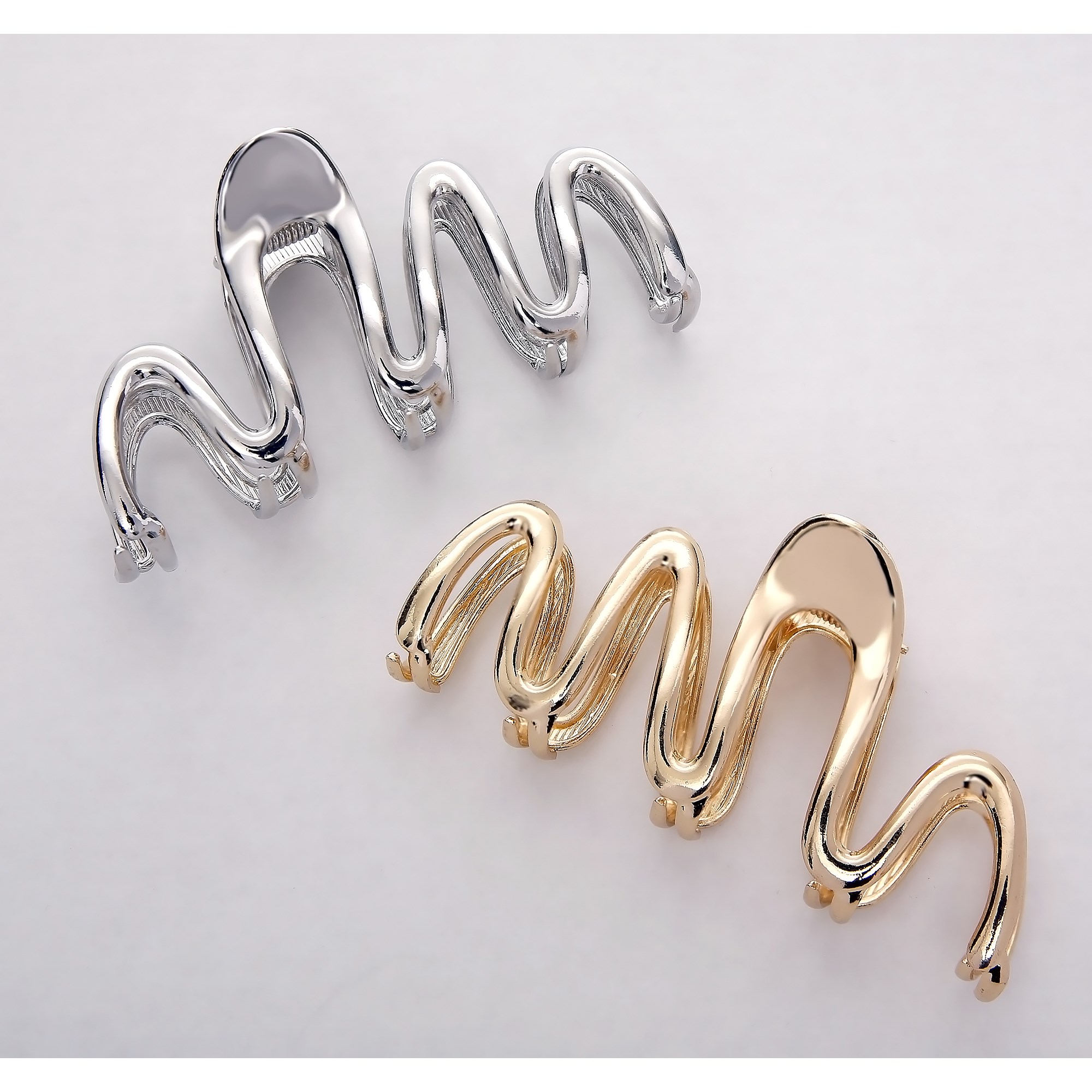 By Lyko Metallic Hair Claw Wave Silver (obrázok 3)